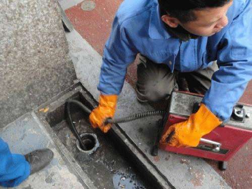 巴马疏通下水道