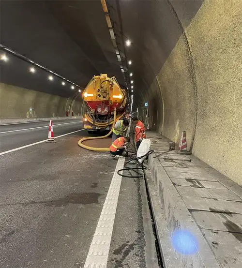 巴马隧道排水渠清淤